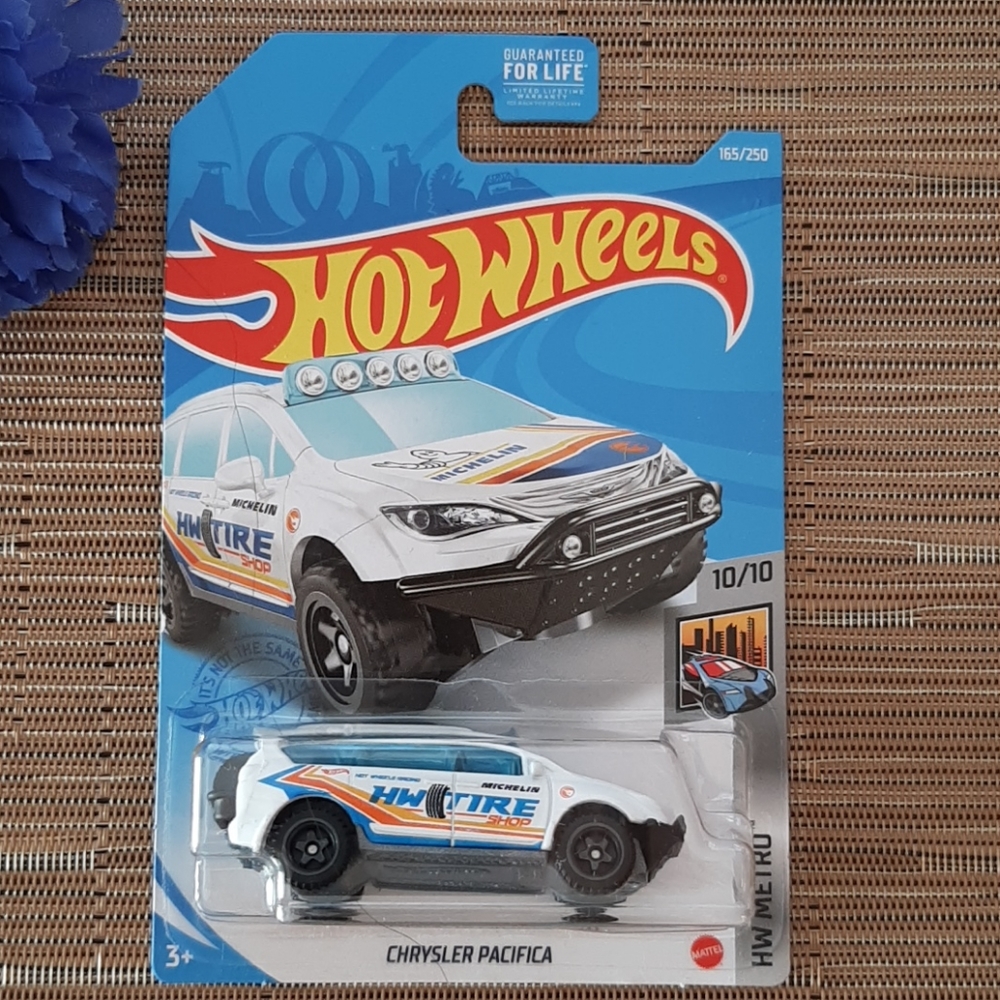 Hot Wheels Chrysler Pacifica 2021 HW Metro Collection Treasure Hunt Series